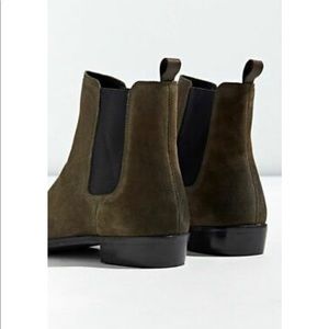 Men’s size 8 Suede Chelsea boot